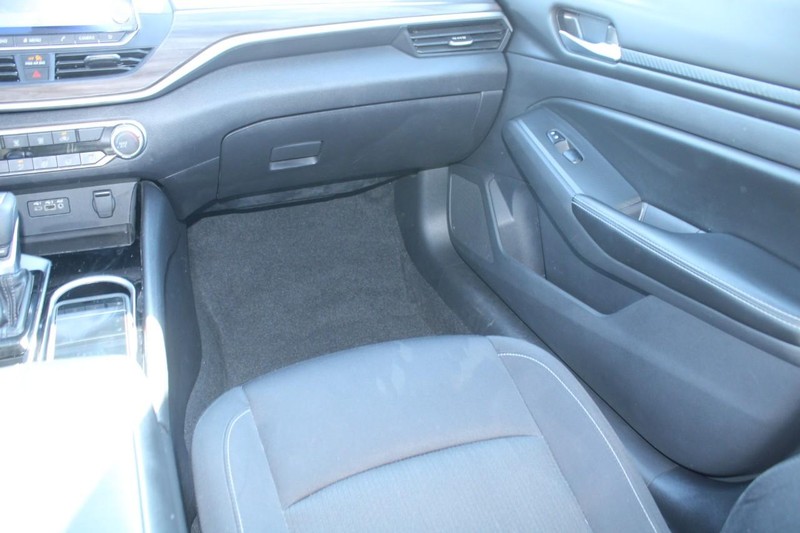 Nissan Altima Vehicle Image 16