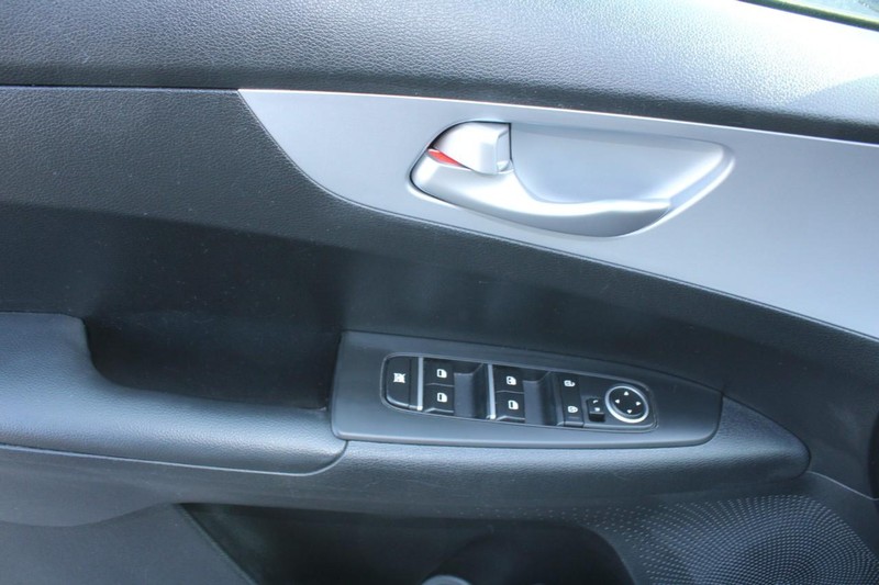 Kia Forte Vehicle Image 09