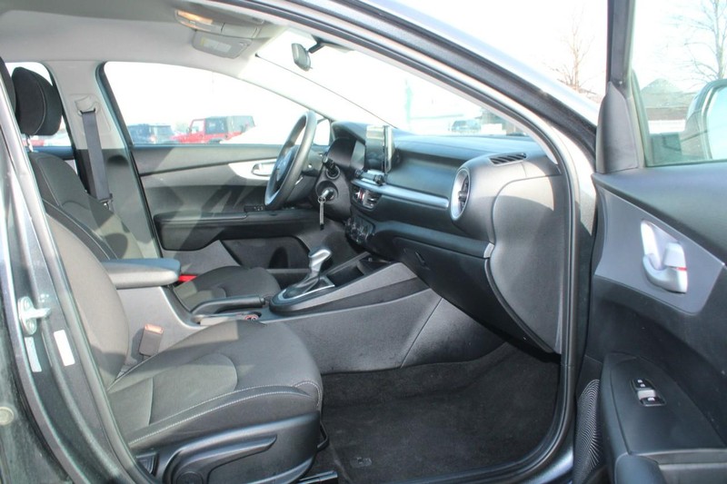 Kia Forte Vehicle Image 11