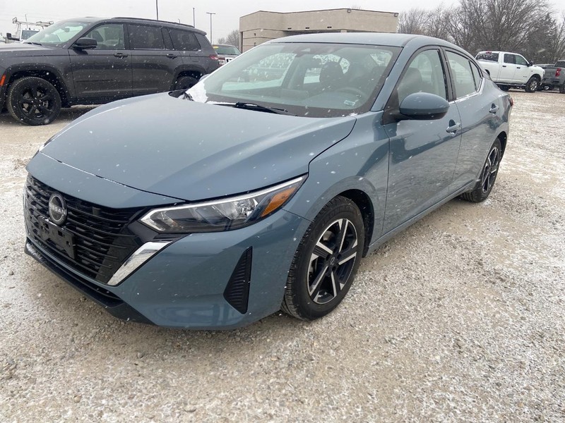 Nissan Sentra Vehicle Image 03