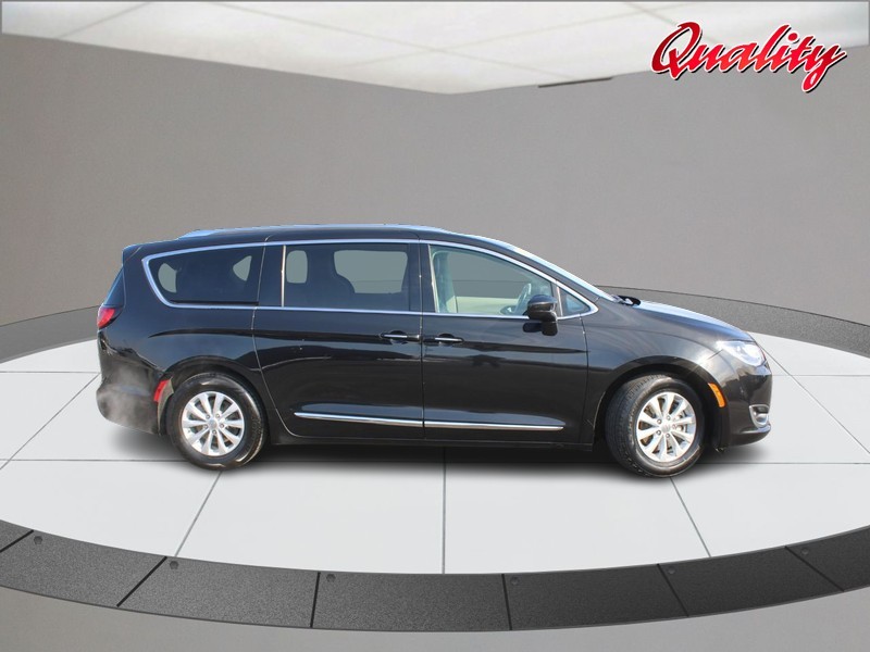 Chrysler Pacifica Vehicle Full-screen Gallery Image 02