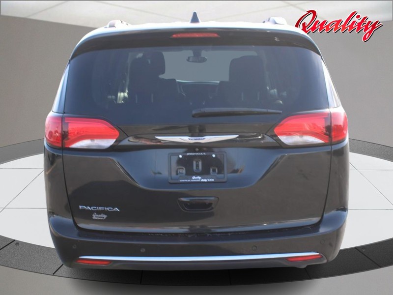 Chrysler Pacifica Vehicle Full-screen Gallery Image 04