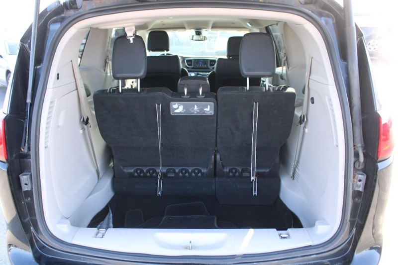 Chrysler Pacifica Vehicle Full-screen Gallery Image 06