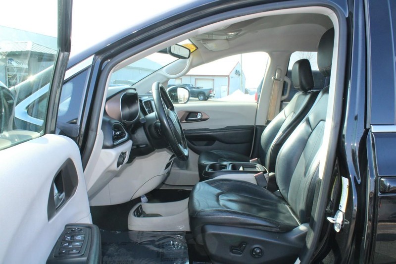Chrysler Pacifica Vehicle Full-screen Gallery Image 08