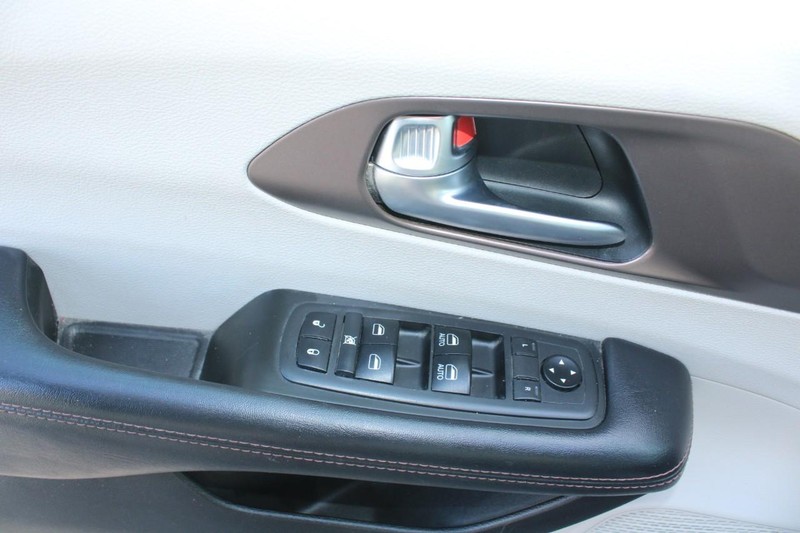 Chrysler Pacifica Vehicle Full-screen Gallery Image 09