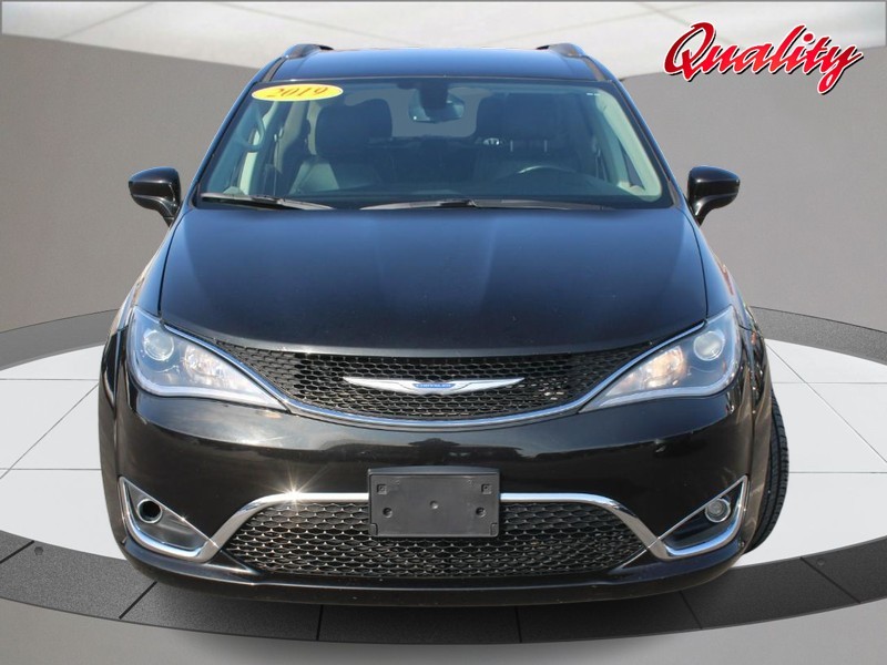 Chrysler Pacifica Vehicle Full-screen Gallery Image 10