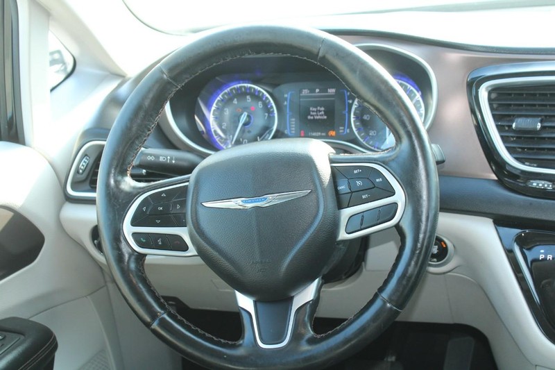 Chrysler Pacifica Vehicle Full-screen Gallery Image 14