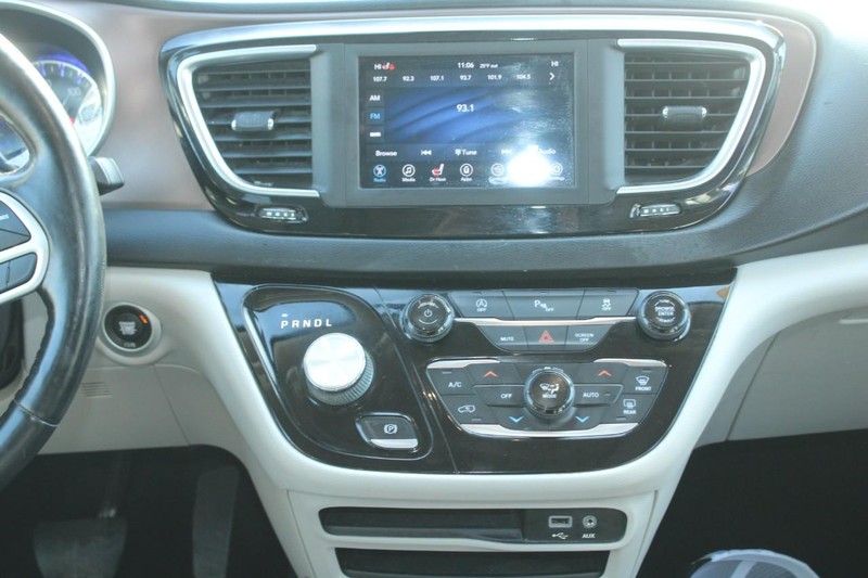 Chrysler Pacifica Vehicle Full-screen Gallery Image 15