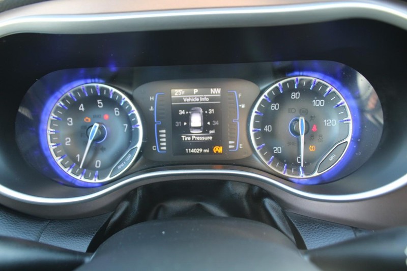 Chrysler Pacifica Vehicle Full-screen Gallery Image 18