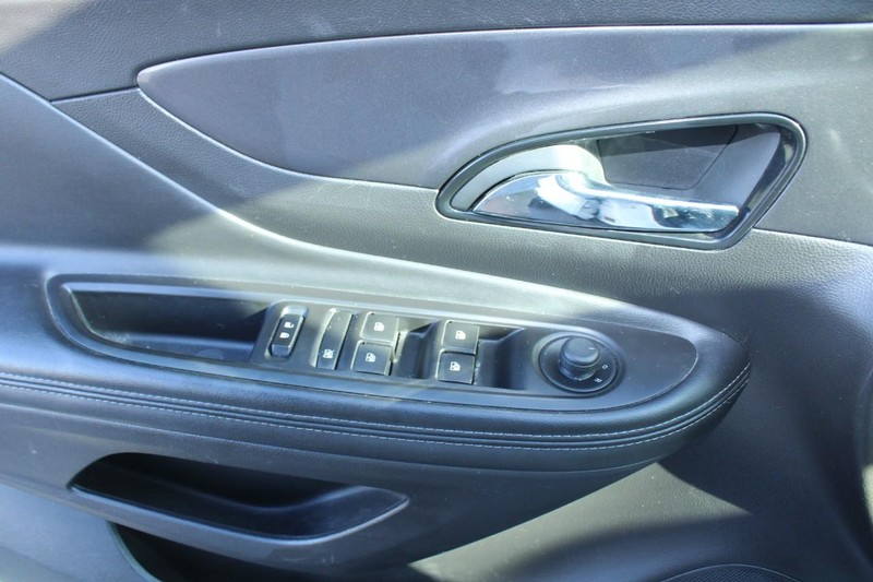 Buick Encore Vehicle Full-screen Gallery Image 09