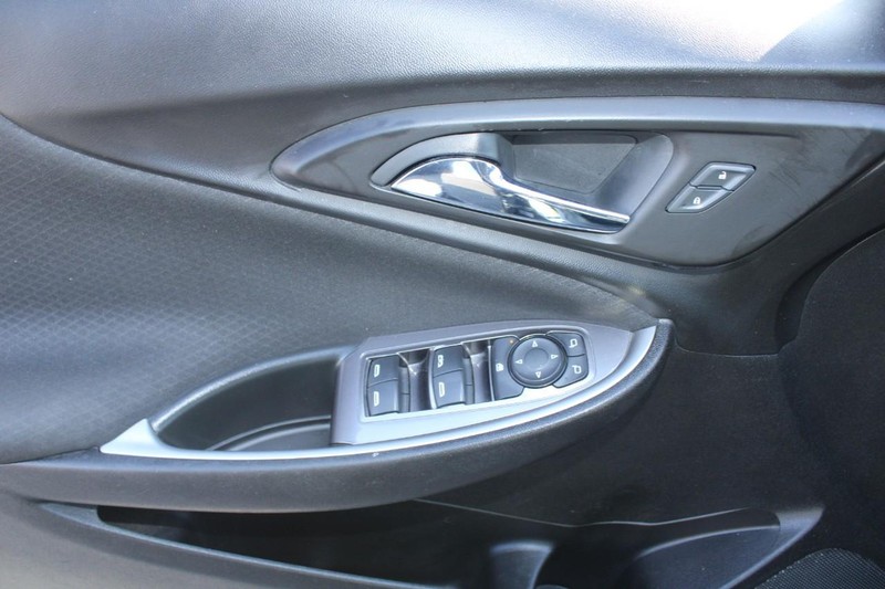 Chevrolet Malibu Vehicle Full-screen Gallery Image 09