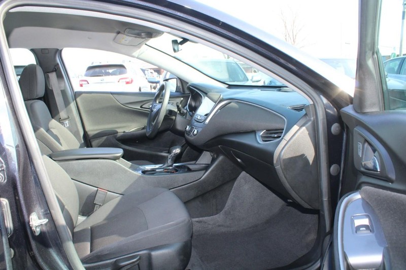 Chevrolet Malibu Vehicle Full-screen Gallery Image 11