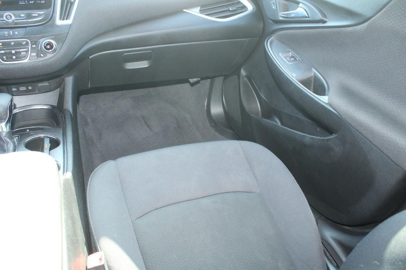 Chevrolet Malibu Vehicle Full-screen Gallery Image 16