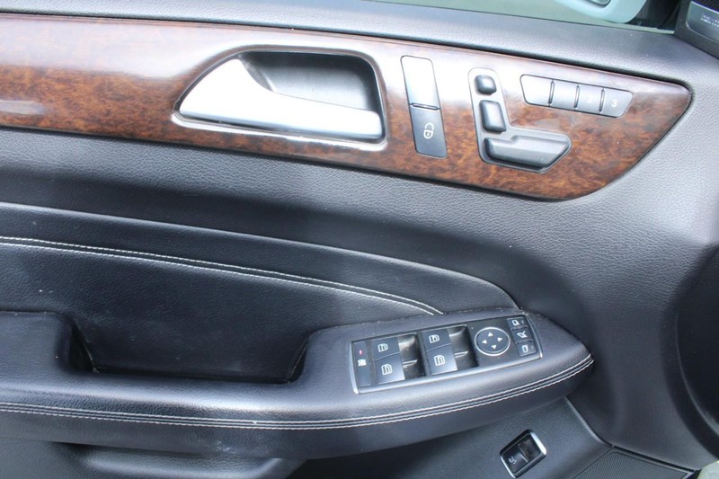 Mercedes-Benz M-Class Vehicle Image 09