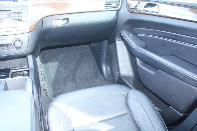 Mercedes-Benz M-Class Vehicle Image 16