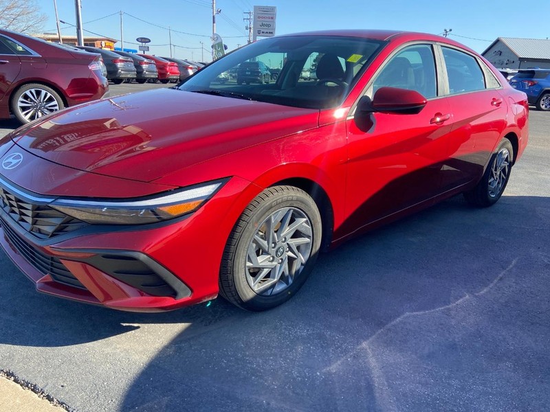 Hyundai Elantra Vehicle Image 03