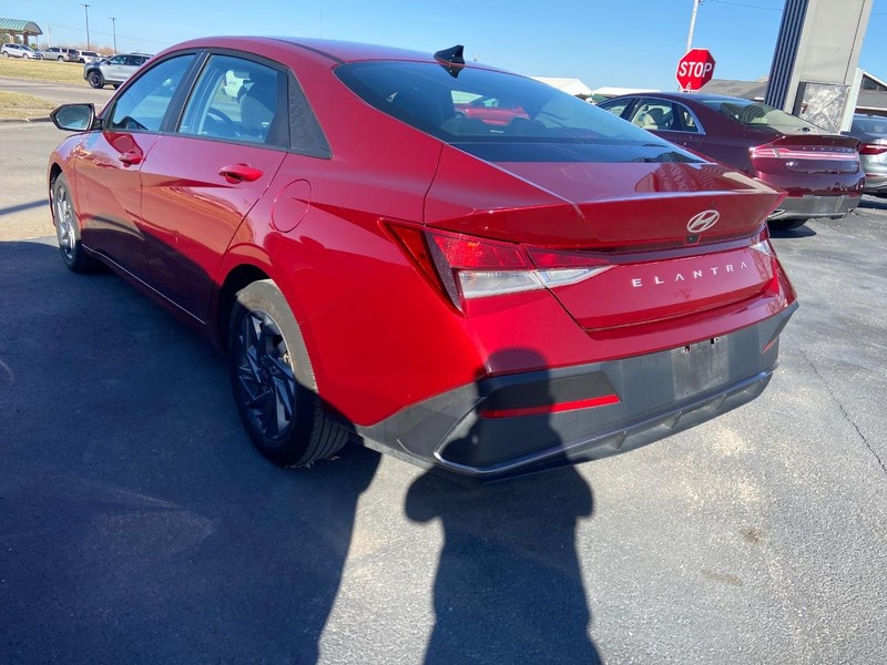 Hyundai Elantra Vehicle Image 04