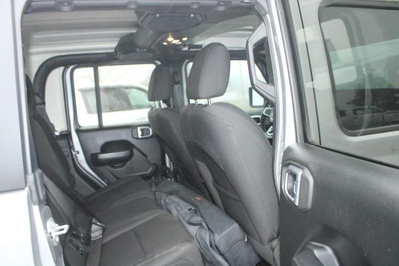 Jeep Gladiator Vehicle Image 12