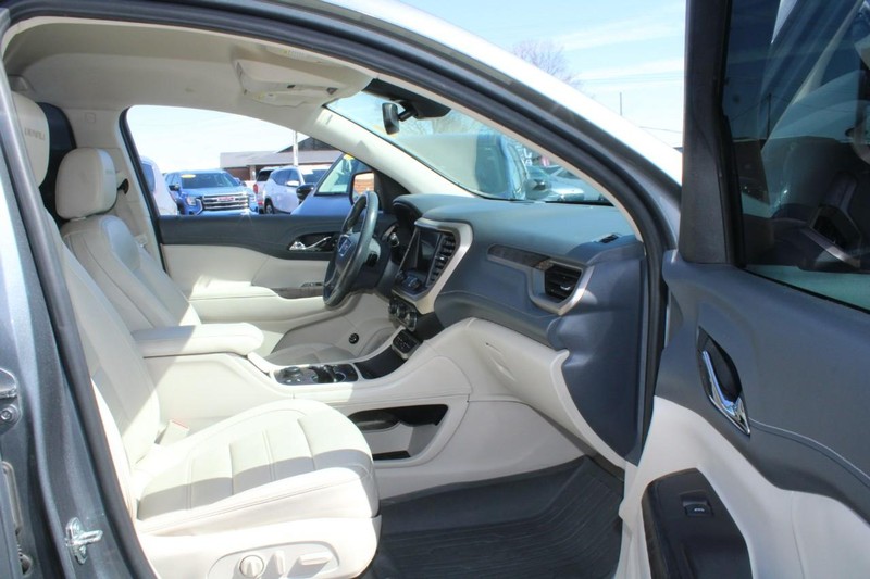 GMC Acadia Vehicle Image 11
