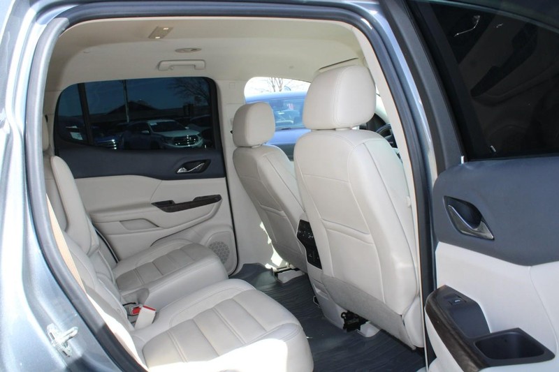 GMC Acadia Vehicle Image 12