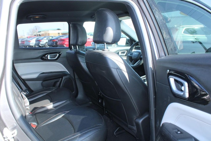 Jeep Compass Vehicle Image 12