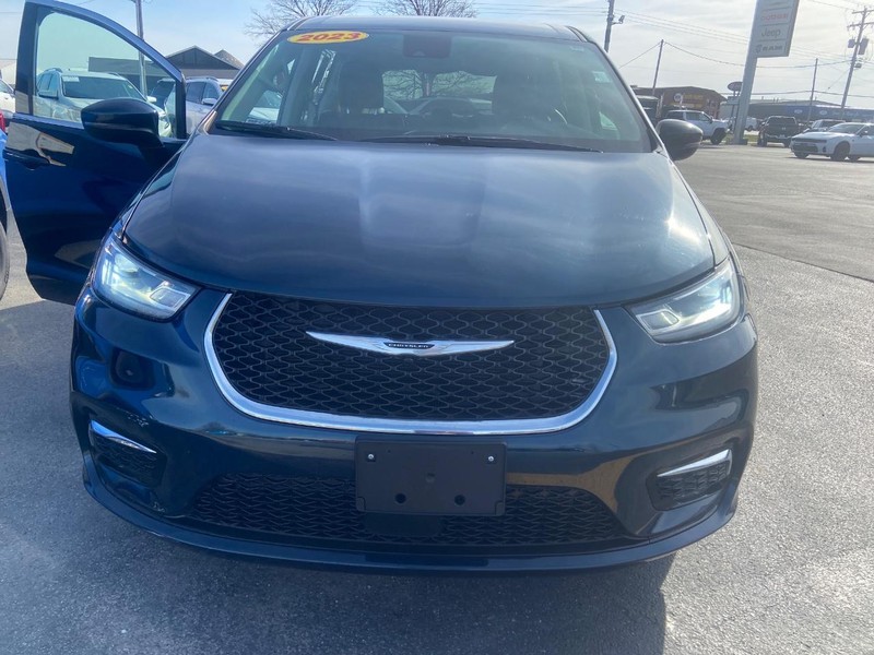 Chrysler Pacifica Vehicle Full-screen Gallery Image 02