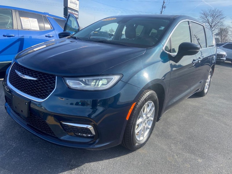 Chrysler Pacifica Vehicle Full-screen Gallery Image 03