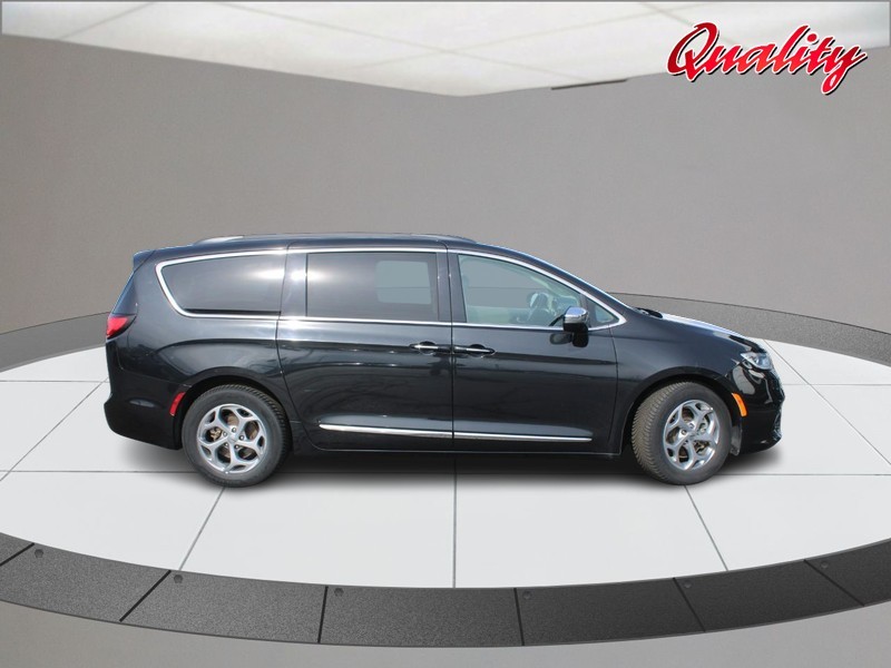 Chrysler Pacifica Vehicle Image 02