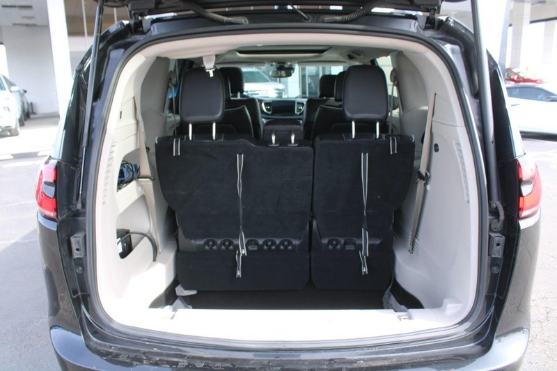 Chrysler Pacifica Vehicle Image 06