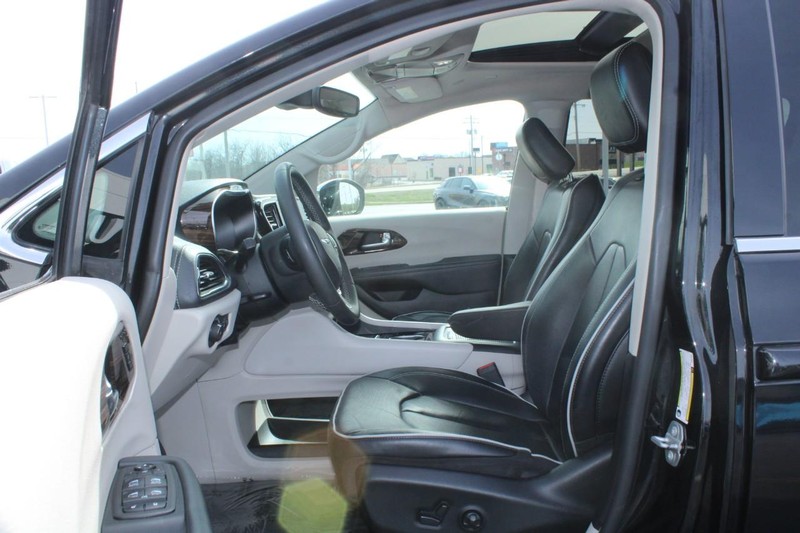 Chrysler Pacifica Vehicle Image 08