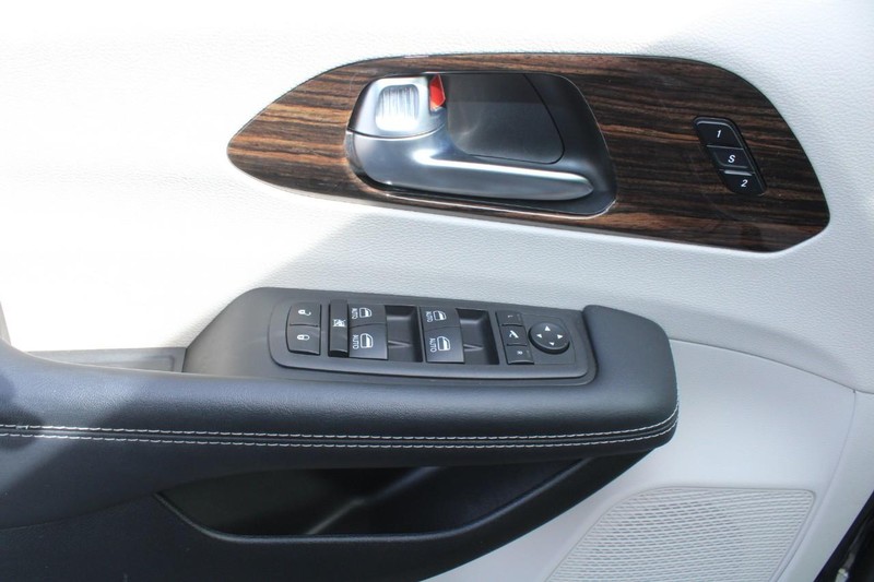 Chrysler Pacifica Vehicle Image 09
