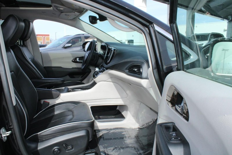 Chrysler Pacifica Vehicle Image 11
