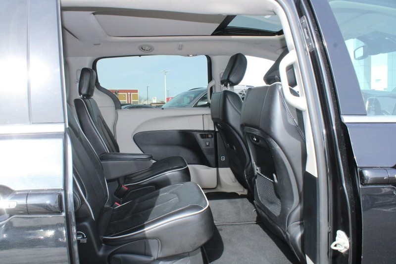 Chrysler Pacifica Vehicle Image 12