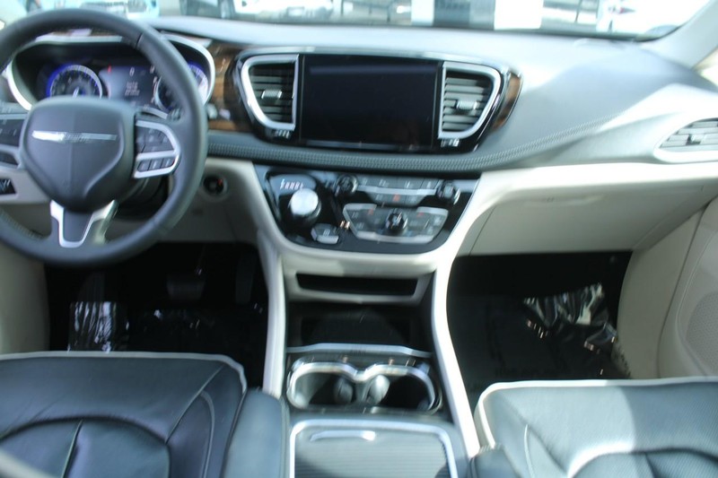 Chrysler Pacifica Vehicle Image 13