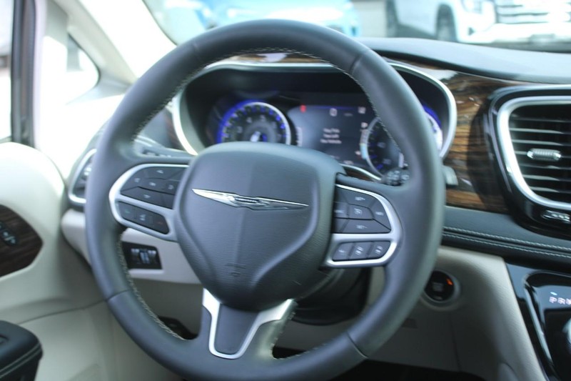 Chrysler Pacifica Vehicle Image 14