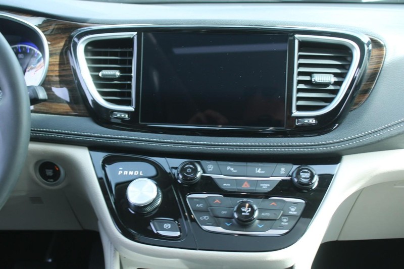 Chrysler Pacifica Vehicle Image 15