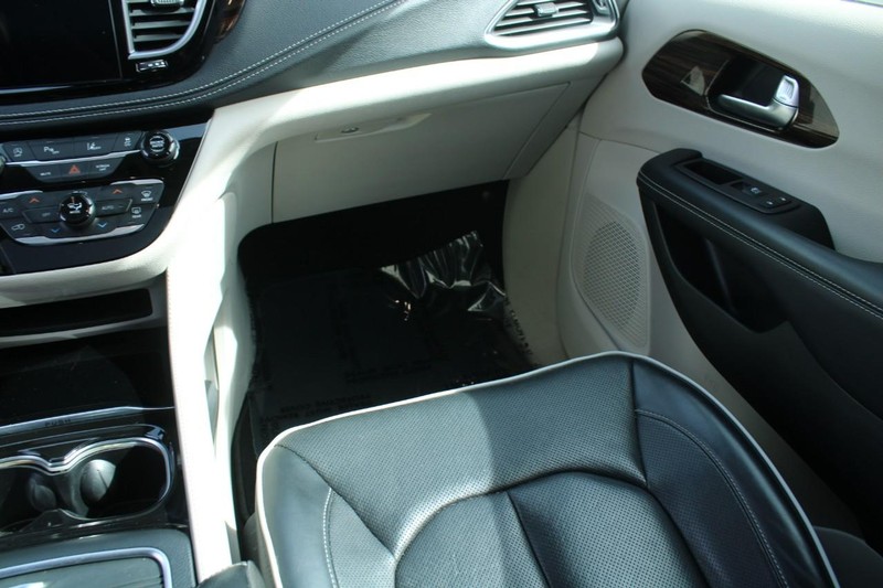 Chrysler Pacifica Vehicle Image 16