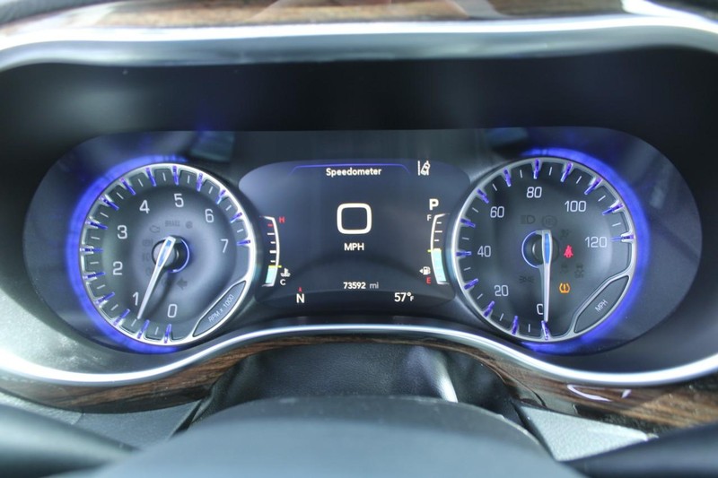 Chrysler Pacifica Vehicle Image 18