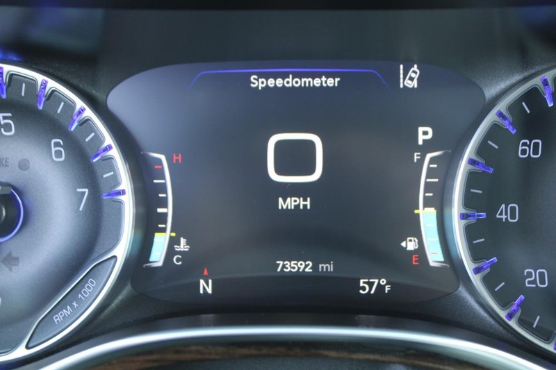 Chrysler Pacifica Vehicle Image 19