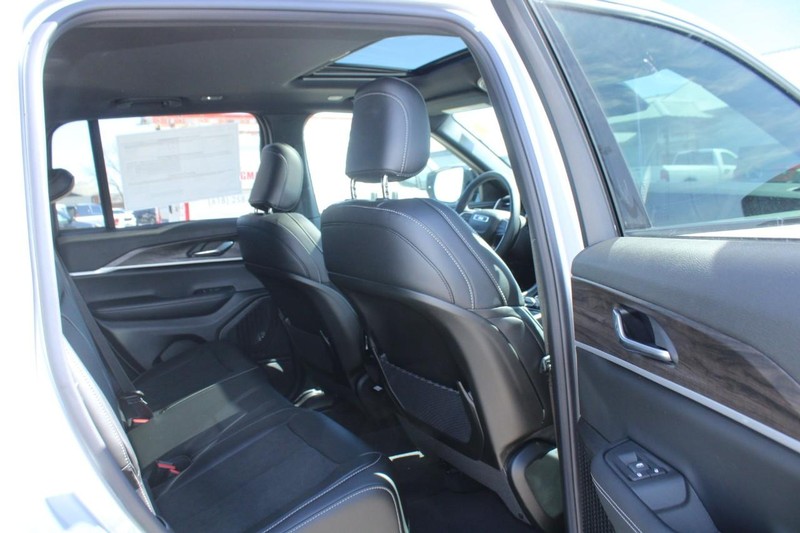 Jeep Grand Cherokee Vehicle Image 04