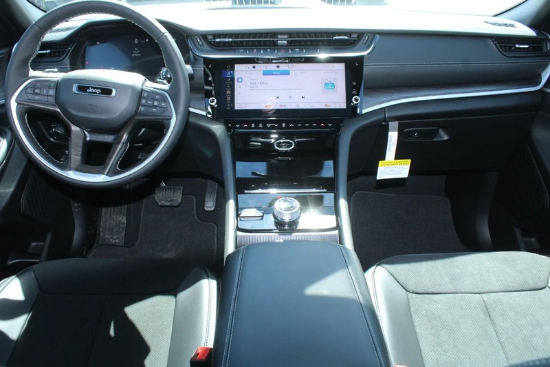 Jeep Grand Cherokee Vehicle Image 05