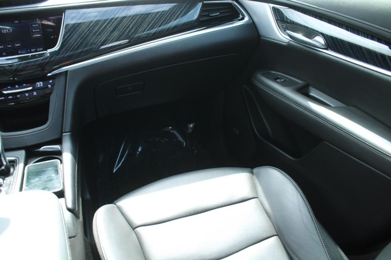 Cadillac XT6 Vehicle Full-screen Gallery Image 16