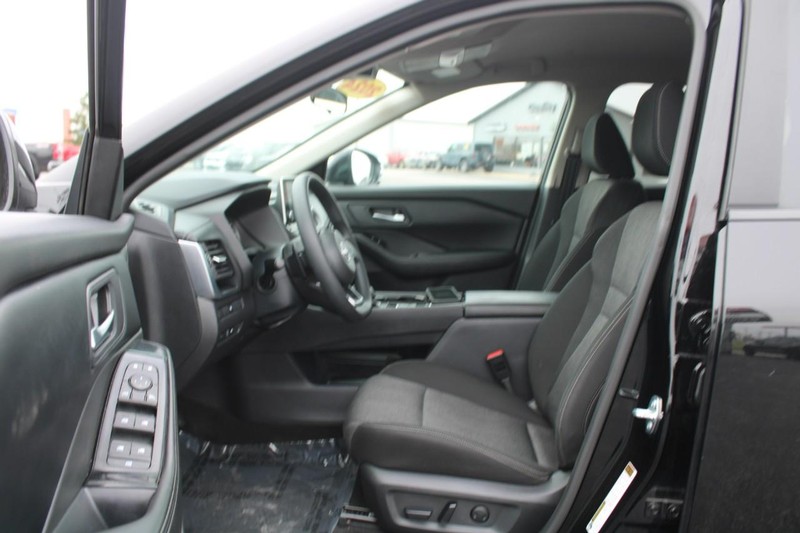 Nissan Rogue Vehicle Image 08