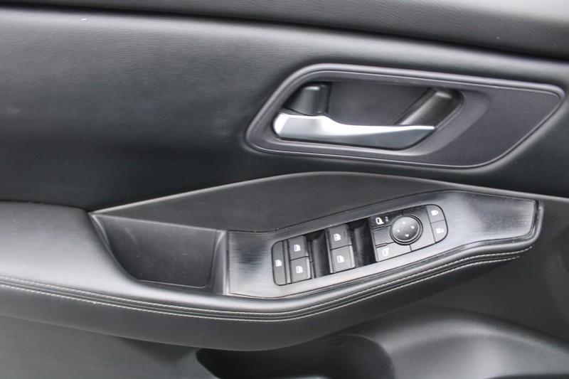 Nissan Rogue Vehicle Image 09