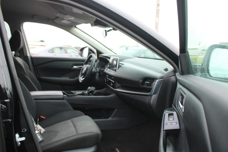 Nissan Rogue Vehicle Image 11