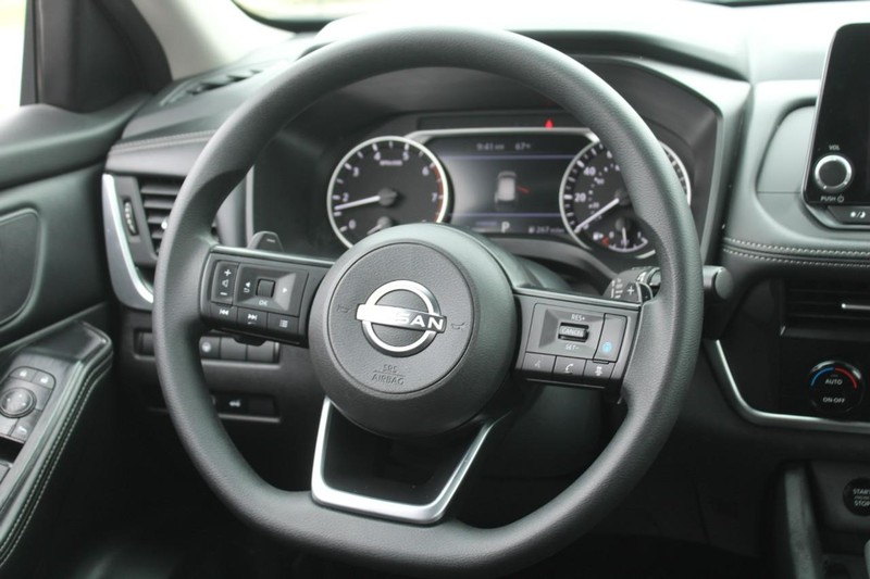 Nissan Rogue Vehicle Image 14