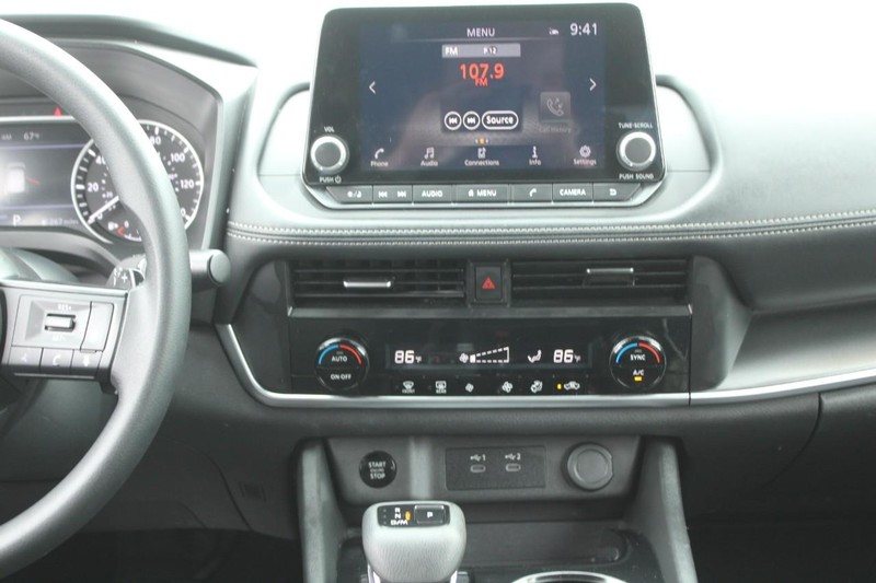 Nissan Rogue Vehicle Image 15