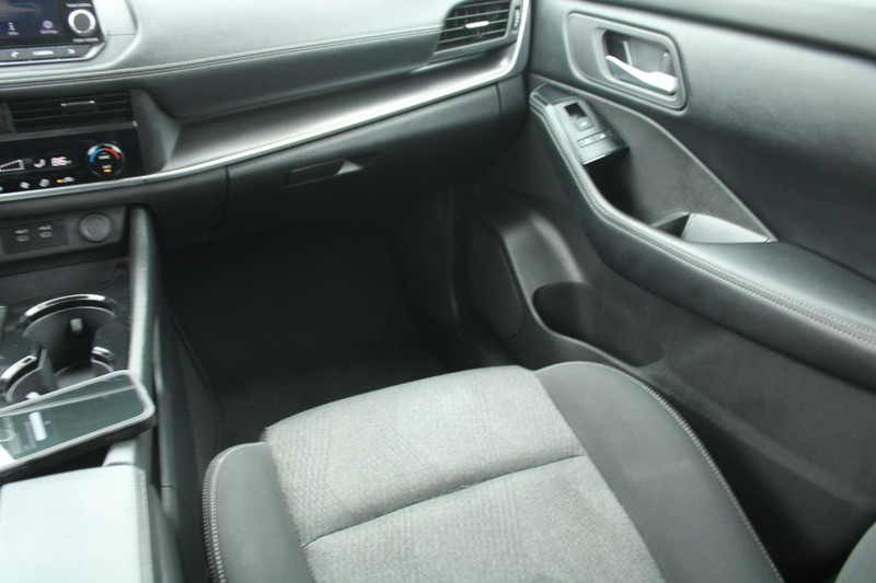 Nissan Rogue Vehicle Image 16