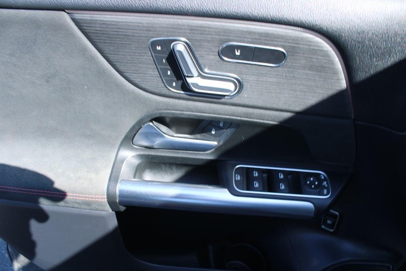 Mercedes-Benz GLA Vehicle Image 09