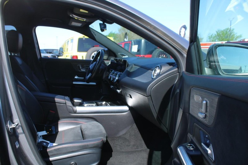 Mercedes-Benz GLA Vehicle Image 11